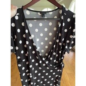 Torrid Wrap-Style Popover Black White Polka Dot V-Neck SS Ladies Size 2 *Read*